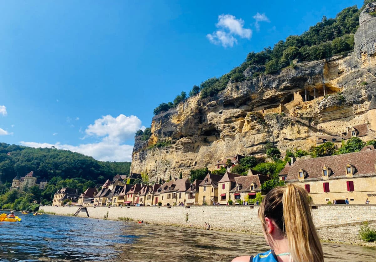 la roque gageac vue d'un canoe